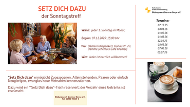 Frauen sitzen mit Kaffee und Kuchen am Tisch und plaudern